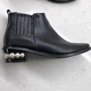 Catherine Melandrino short pearl booties sz9